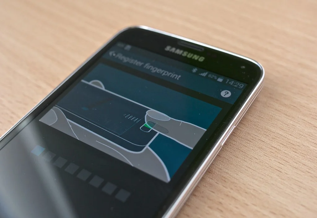 Smartphone screen showing fingerprint registration